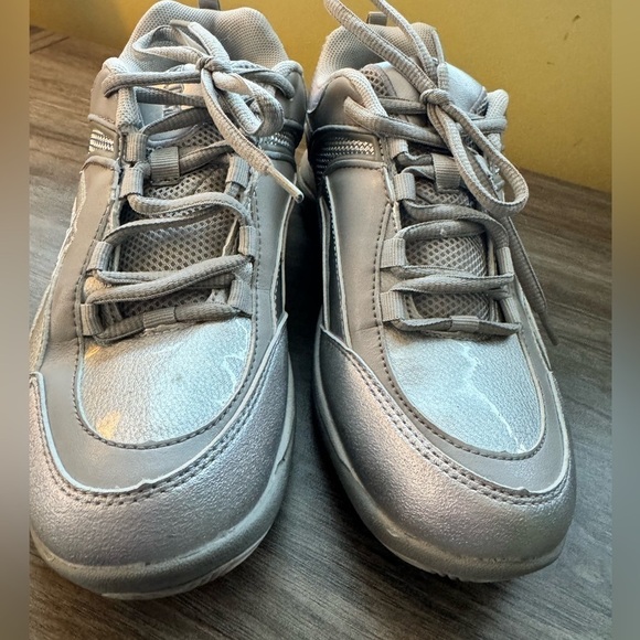 EleVen by Venus Williams silver athletic show. Size 8.5 - Picture 6 of 8